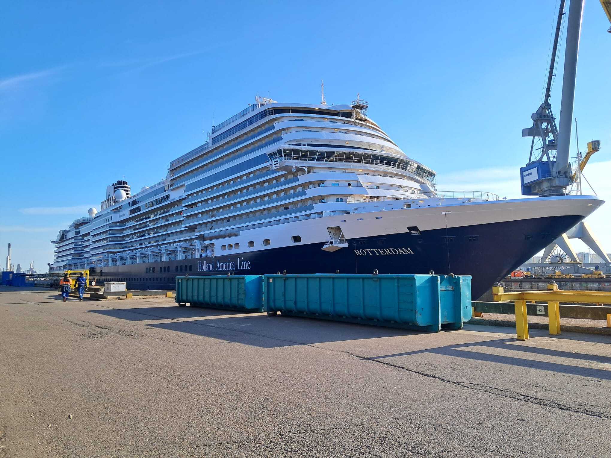 MileTrans vrachtwagen verzorgt transport van tapijtrollen naar de haven voor scheepsbevoorrading Holland America Line.