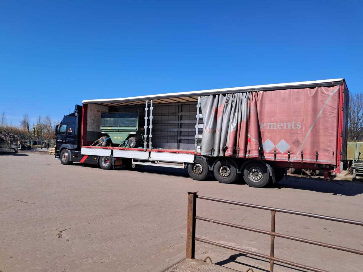 MileTrans vrachtwagen met geladen werktuig voor specialistisch transport naar een bouwlocatie – Mitchell Leider.