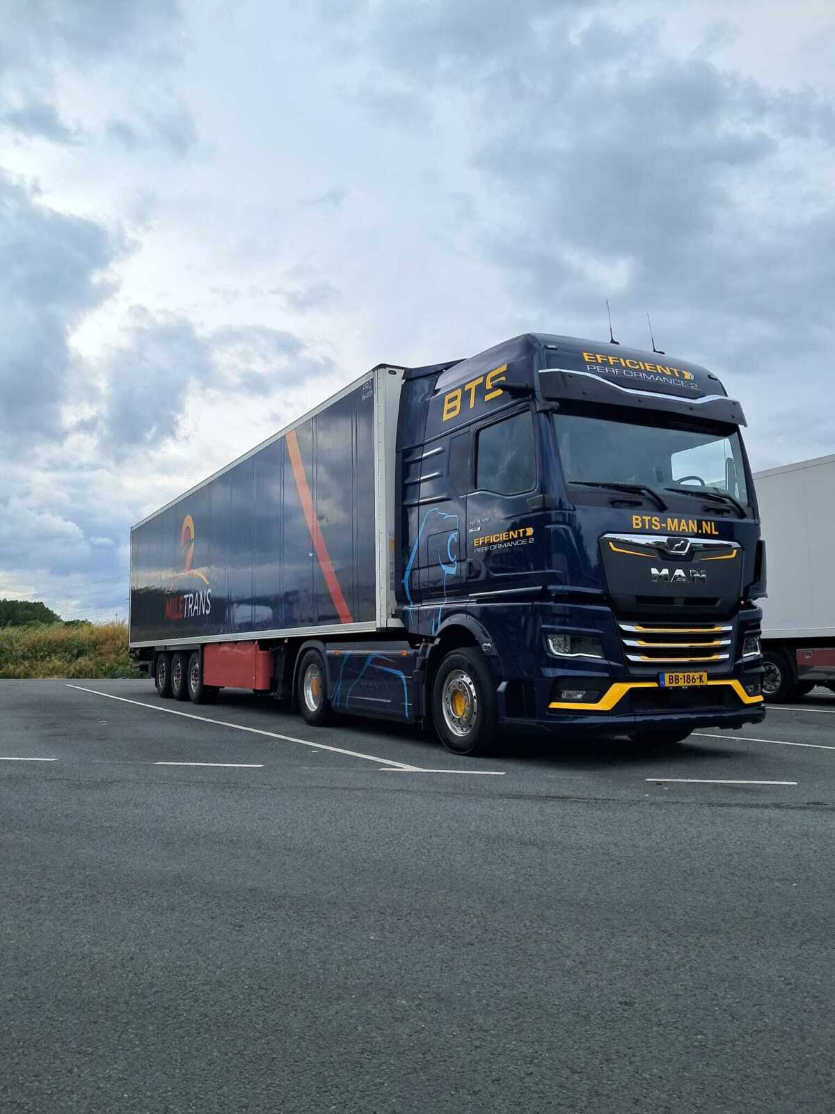 MileTrans vrachtwagen onderweg voor transport naar Stockholm in Zweden