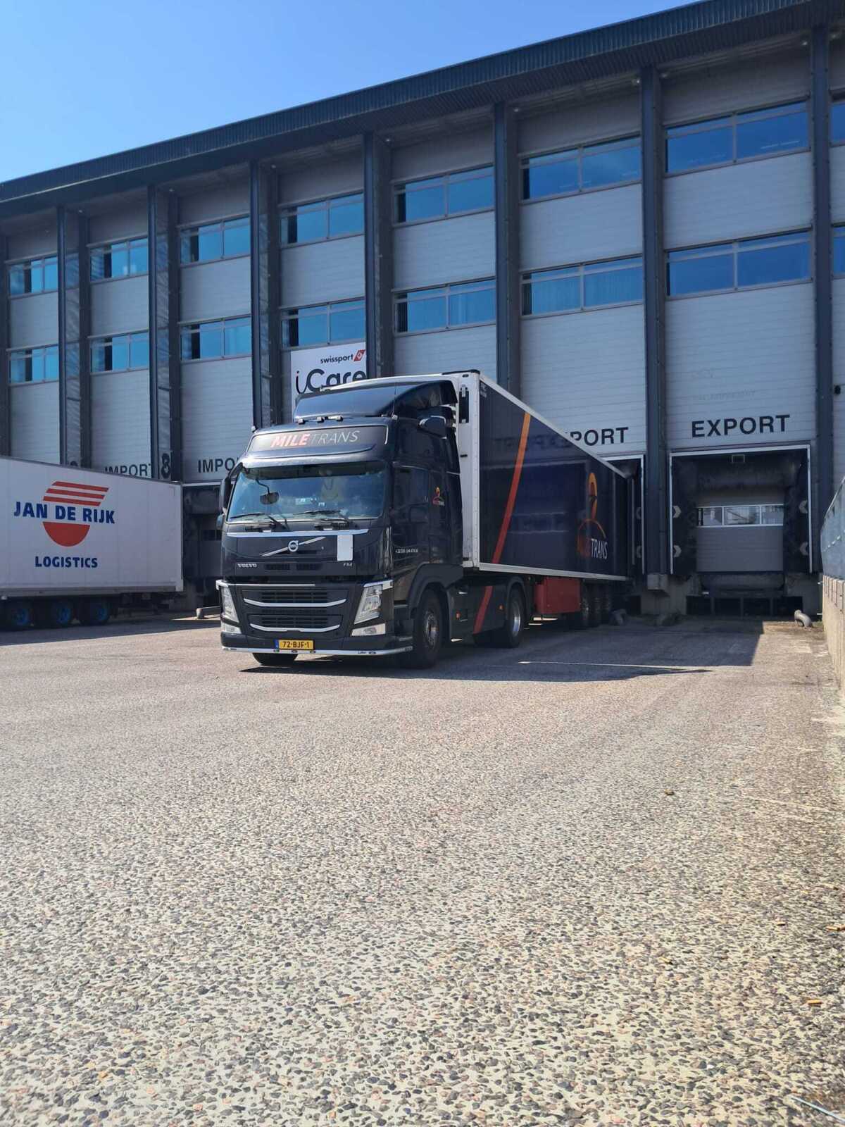 MileTrans vrachtwagen bij Swissport Schiphol voor het afleveren van temperatuurgevoelige luchtvracht met levende insecten