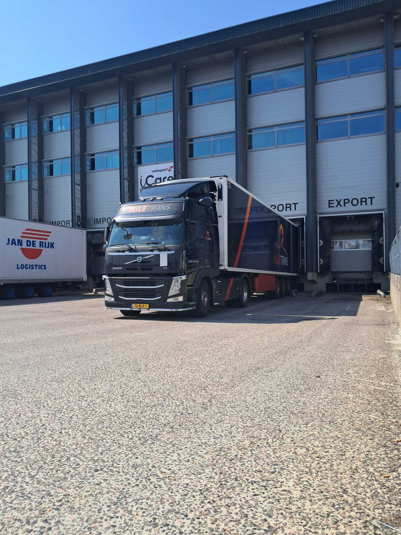 MileTrans vrachtwagen bij Swissport Schiphol voor het afleveren van temperatuurgevoelige luchtvracht met levende insecten