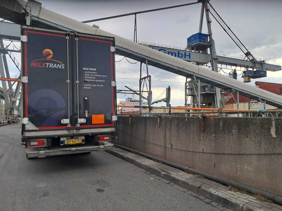 MileTrans vrachtwagen tijdens bootlevering aan de MV Rossana in de haven van Nordenham in Duitsland