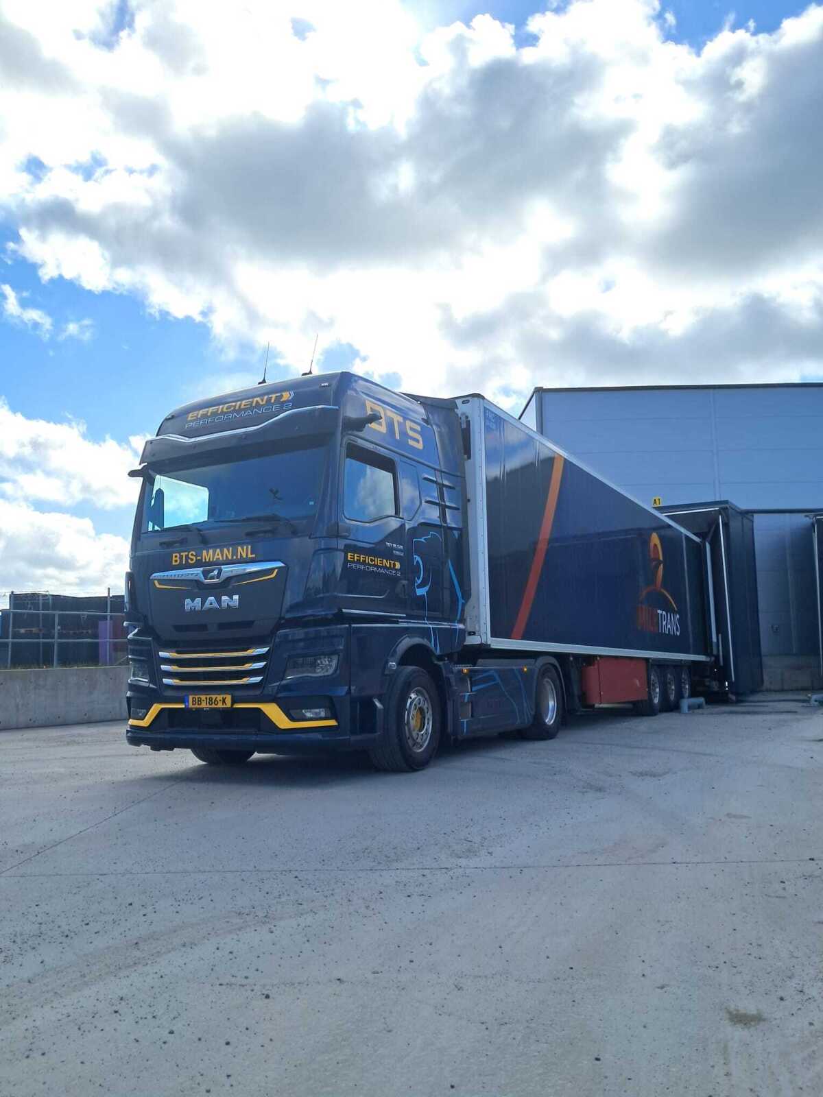 MileTrans trailer tijdens het laden van groenten voor transport vanaf een groothandel tijdens het groenteseizoen