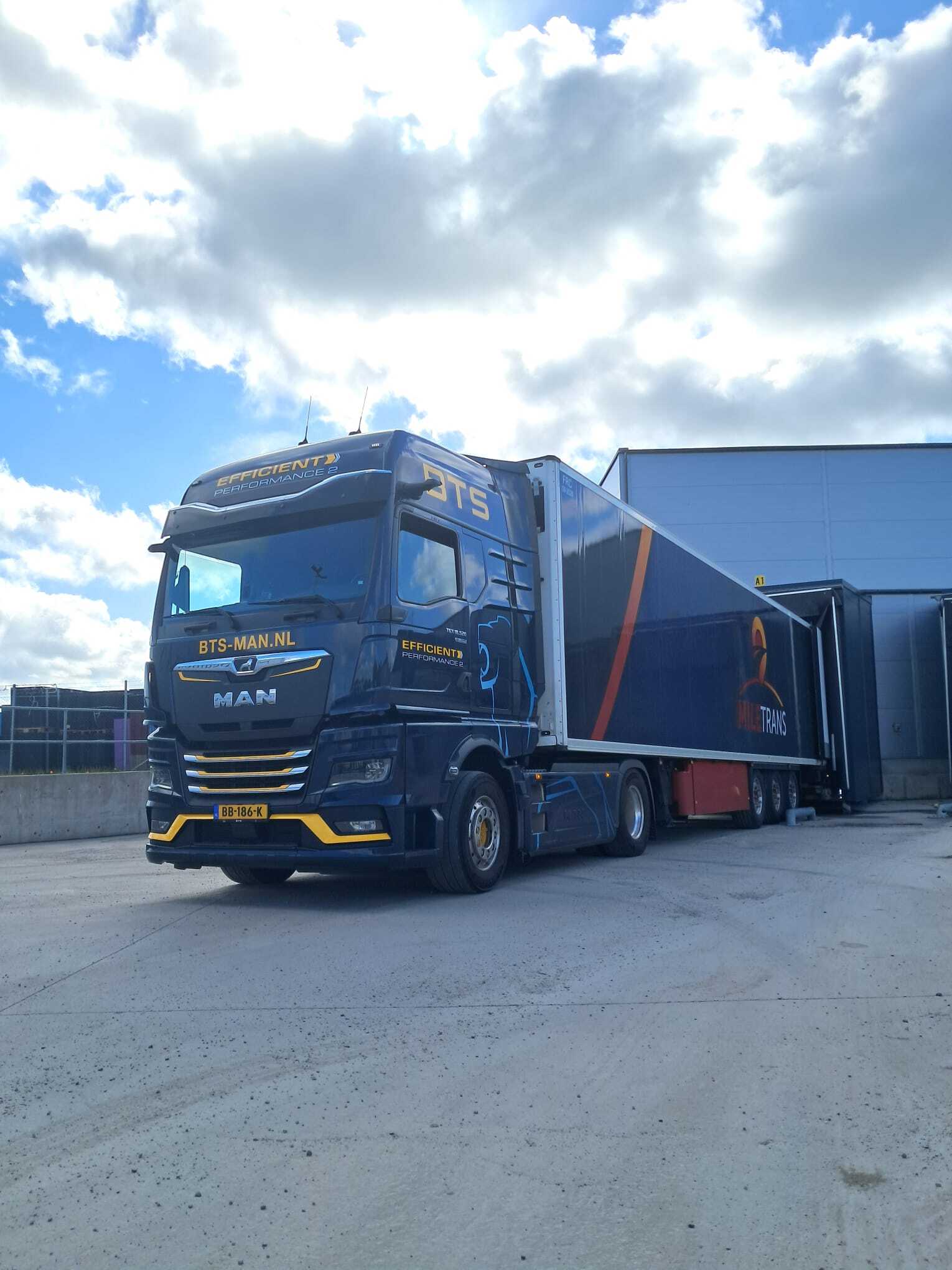 MileTrans trailer tijdens het laden van groenten voor transport vanaf een groothandel tijdens het groenteseizoen