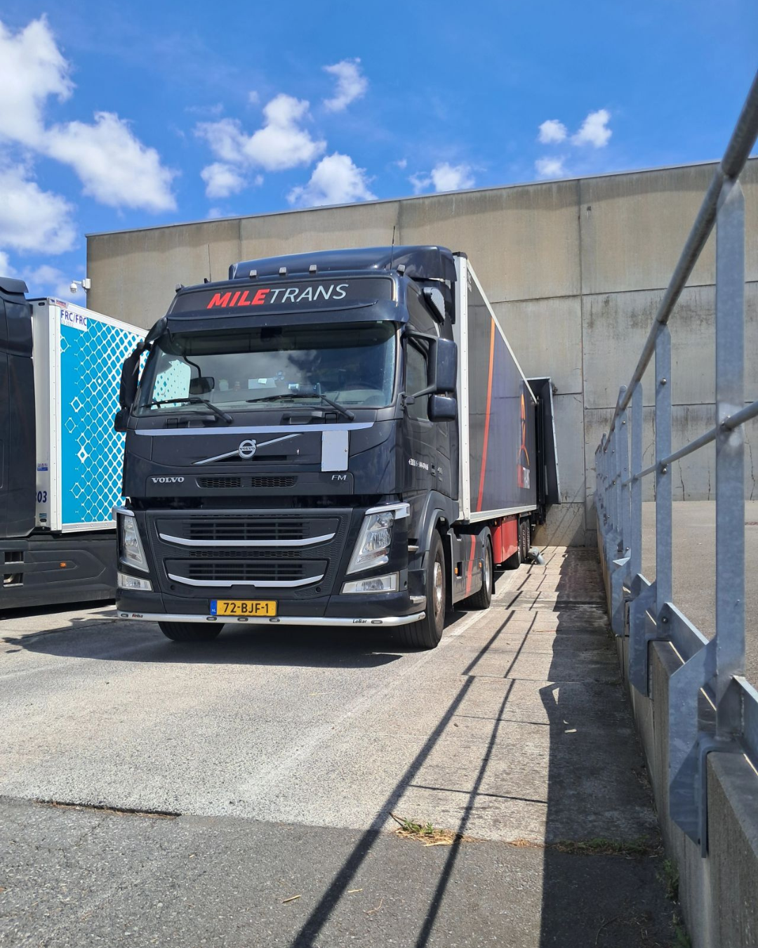 MileTrans vrachtwagen tijdens het laden van gekoelde groenten voor internationaal transport in Frankrijk